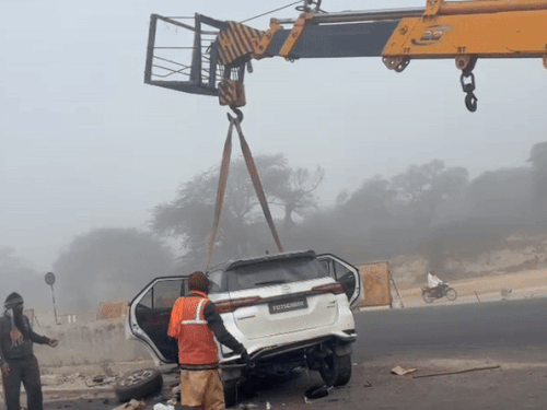 बठिंडा में नेशनल हाईवे पर डिवाइडर से टकराई फॉर्च्यूनर गाड़ी को हटवाते पुलिस कर्मी।