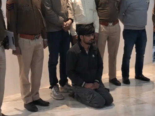 बाड़मेर का एमडी ड्रग माफिया पिछले 8 साल से फरार था। उस पर एक लाख रुपए का इनाम रखा गया था।