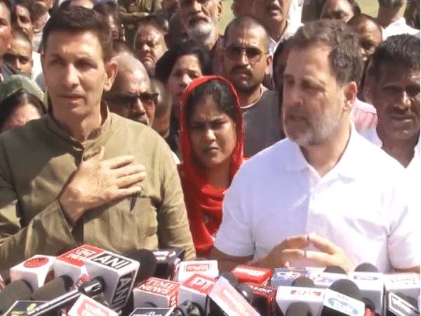 राहुल गांधी से कांग्रेस नेता गजेंद्र वर्मा ने प्रदेश कांग्रेस अध्यक्ष जीतू पटवारी की शिकायत कर दी। हालांकि राहुल गांधी ने इसका कोई जवाब नहीं दिया।