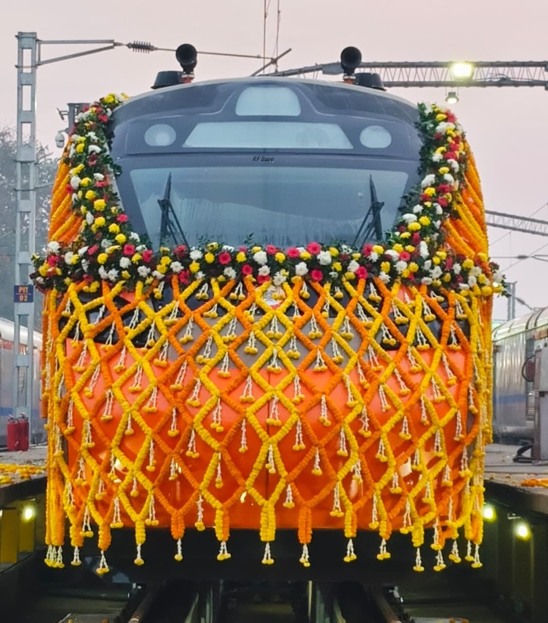 मालदा टाउन स्टेशन पर खड़ी वंदे भारत स्लपीर ट्रेन।