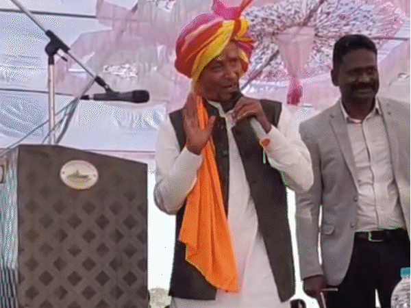 राजगढ़ के खिलचीपुर में भाजपा विधायक हजारीलाल डांगी और मंत्री प्रहलाद पटेल के बीच मंच पर ही नोकझोक जैसा हो गया।