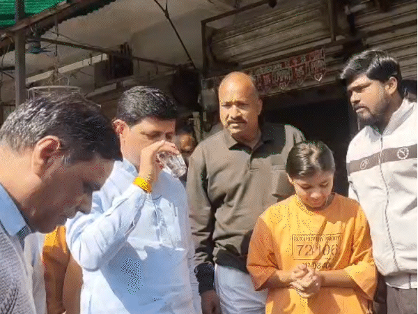 इंदौर में महापौर भागीरथपुरा में पानी टेस्ट कर रहे थे। इसका वीडियो बन रहा था। तभी एक शख्स बीच में आ गया। जिसे वहां मौजूद लोगों ने हटाया।