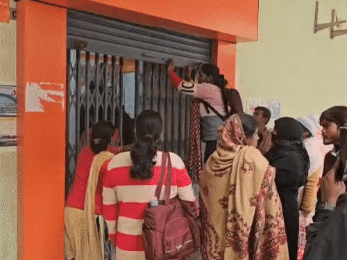 वित्तीय हेराफेरी से गुस्साए ग्राहकों और खाताधारकों ने बैंक परिसर में जमकर हंगामा किया।