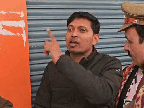 ग्राहकों ने कहा- जब तक जांच नहीं हो जाती। किसी भी अधिकारी-कर्मचारी का ट्रांसफर नहीं होने देंगे।