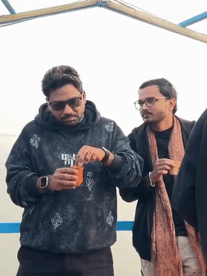 जाकिर ने गंगा घाट के किनारे टीम के साथ चाय का स्वाद लिया।