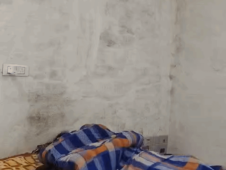 आरोपी को लेकर पुलिस उसके घर पहुंची। घर पर पत्नी का शव कंबल के नीचे बरामद हुआ।