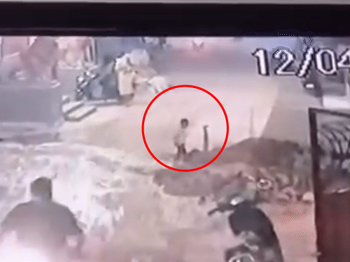 ये तस्वीर 12 अप्रैल 2025 को हुई घटना की है। जिसमें एक 3 साल का बच्चा गड्ढे में गिरा था, जिसे किसी तरह बचा लिया गया था।