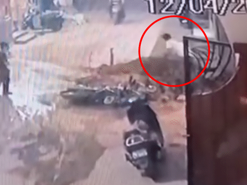 ये तस्वीर अप्रैल 2025 को हुई घटना की है। जिसमें एक 3 साल का बच्चा गड्ढे में गिरा था, जिसे किसी तरह बचा लिया गया था। वहीं एक दिन बाद रामनगर में भी हादसा हुआ जिसमें एक बच्चे की जान गई है।