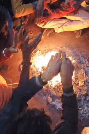 गोरखपुर में तेज पछुआ हवाओं की वजह से गलन बरकरार है। लोग घरों और दुकानों के बाहर अलाव तापते नजर आए। गोरखधाम, वैशाली, सत्याग्रह सहित 20 ट्रेनें देरी से पहुंची।