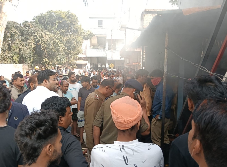 आगजनी की सूचना के बाद पहुंची पुलिस और फायर ब्रिगेड की टीम जांच करते हुए।
