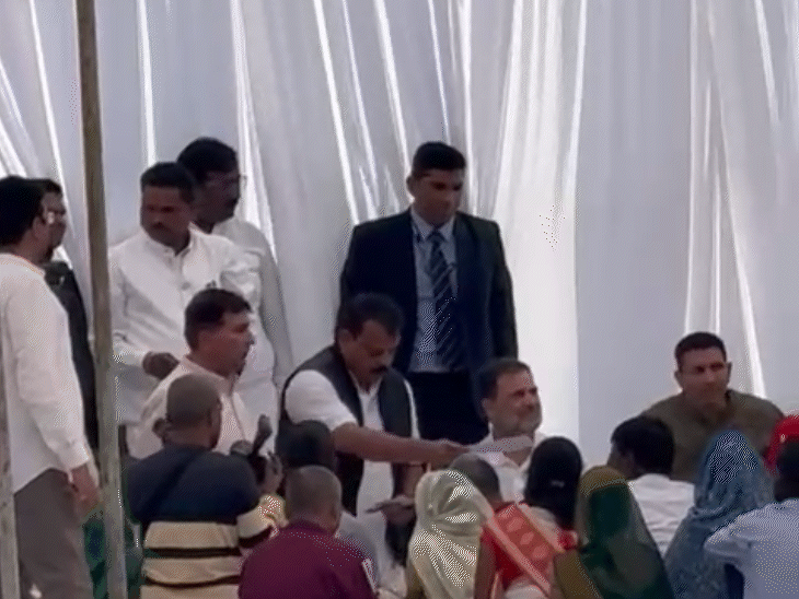 राहुल गांधी की मौजूदगी में पीड़ित परिवारों को 1-1 लाख के चेक बांटे गए।