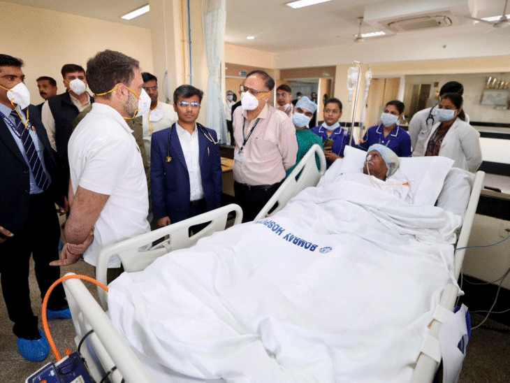 राहुल गांधी सबसे पहले बॉम्बे हॉस्पिटल पहुंचे थे। यहां वे भर्ती मरीजों से मिले।