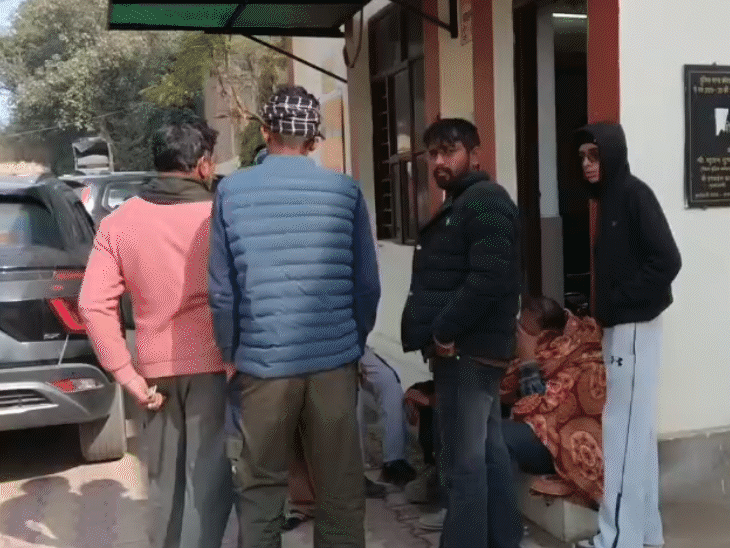 पूरा परिवार मॉर्च्युरी के बाहर जमा है। पिता सिर पकड़े बैठे हैं।