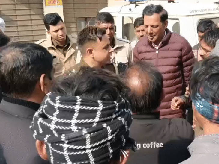 परिजनों ने पुलिस को शिकायत दी है। इसमें स्कूल स्टाफ के खिलाफ मामला दर्ज करने की अपील की है।