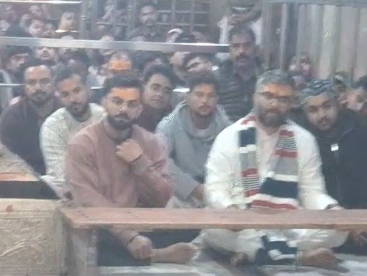 विराट के साथ कुलदीप यादव भी भस्म आरती में शामिल हुए।