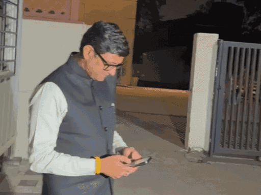 7 जनवरी की रात महापौर पुष्यमित्र भार्गव सरकारी वाहन से संघ कार्यालय पहुंचे थे।