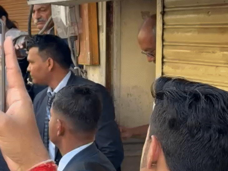 राहुल के साथ दिग्विजय सिंह और प्रदेशाध्यक्ष जीतू पटवारी भी हैं।