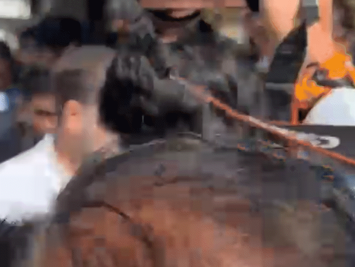 राहुल गांधी दूषित जल से प्रभावित भागीरथपुरा इलाके में पैदल ही पहुंचे।