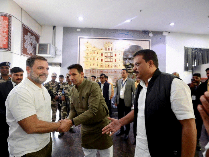 एयरपोर्ट पर राहुल की अगवानी करते दिग्विजय सिंह, पटवारी और सिंघार।