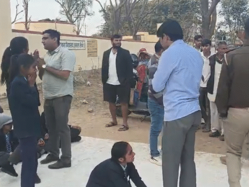 धरने पर लेक्चरर को देख एक बच्ची उनके पैरों में गिर गई और हाथ जोड़ने लगी।