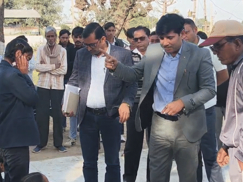 लेक्चरर के साथ शिक्षा विभाग के अधिकारी और स्कूल स्टाफ भी था, जो बच्चों से समझाइश कर रहे थे।