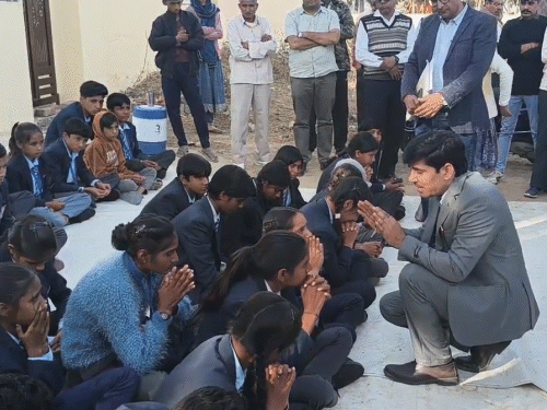 लेक्चरर 200 किलोमीटर दूर से बच्चों को मनाने पहुंचे थे। जब वे उन्हें समझा रहे थे तो कुछ स्टूडेंट रोने लगे।