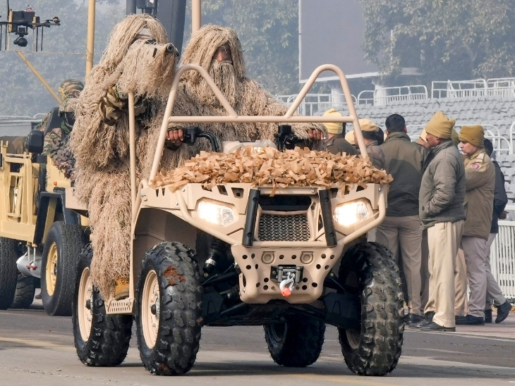 ऑल टेरेन व्हीकल के साथ घिल्ली सूट पहनकर परेड की रिहर्सल में शामिल जवान।