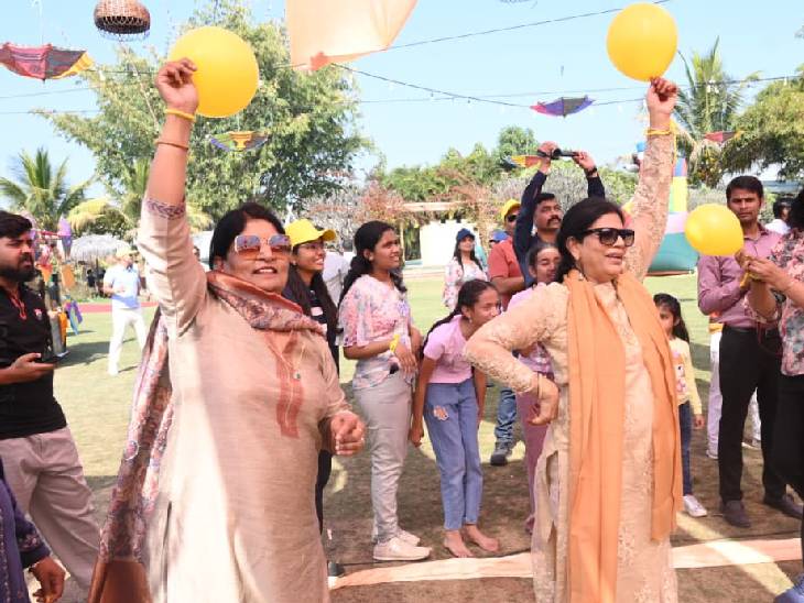 बैलून गेम में महिलाओं ने बढ़-चढ़कर भाग लिया।