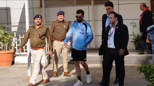इंदौर पहुंचने पर सुरक्षा घेरे में विराट कोहली।