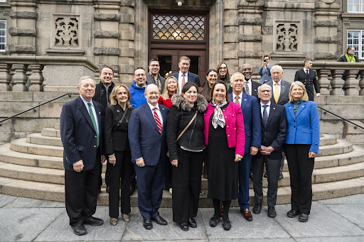 अमेरिकी कांग्रेस का प्रतिनिधिमंडल 16 जनवरी को डेनमार्क कोपेनहेगन स्थित संसद में पहुंचा। बाएं से दाएं (सामने): सीनेटर डिक डरबिन, मैडलीन डीन, सीनेटर क्रिस कून्स और आजा चेम्निट्ज, सीनेटर थॉम टिलिस, सीनेटर पीटर वेल्च और सीनेटर लिसा मुर्कोव्स्की।