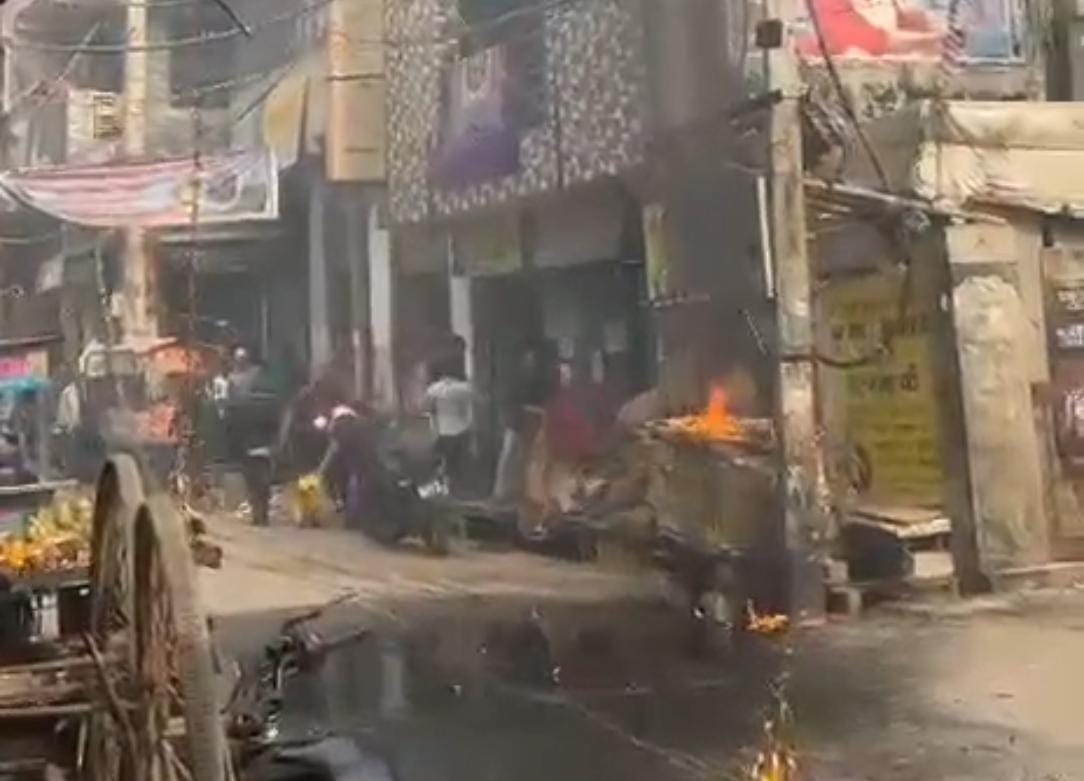 आग के बाद अफरा तफरी का माहौल।