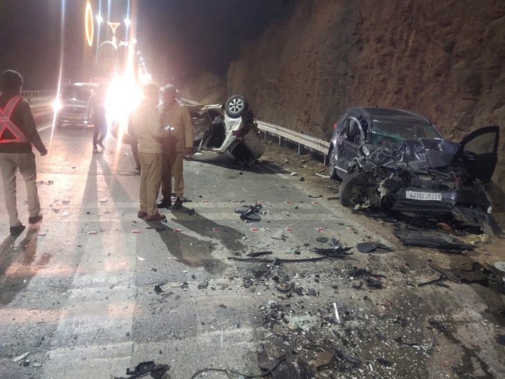अहमदाबाद बाइपास पर शनिवार की सुबह करीब 4 बजे हुई टक्कर के बाद दोनों कारें चकनाचूर हो गई थीं।