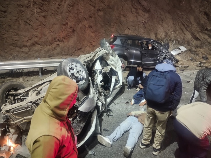 हादसे में उदयपुर नंबर की कार में सवार चार युवकों की मौके पर ही मौत हो गई। टक्कर के बाद युवक कार में ही फंस गए थे।