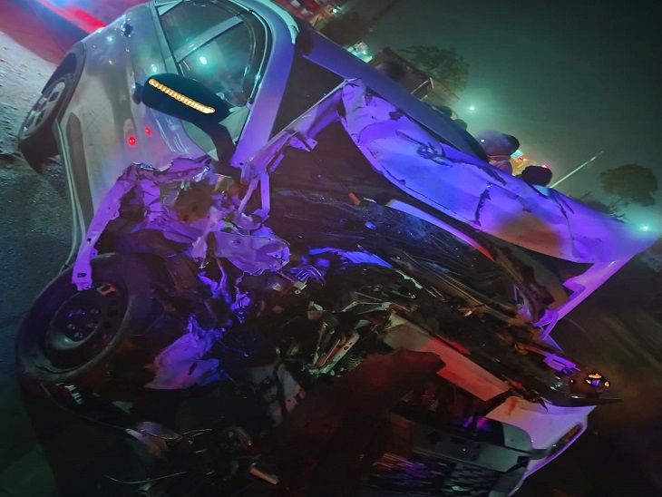 घटना में पीछे चल रही गाड़ी का आगे का हिस्सा क्षतिग्रस्त हो गया।