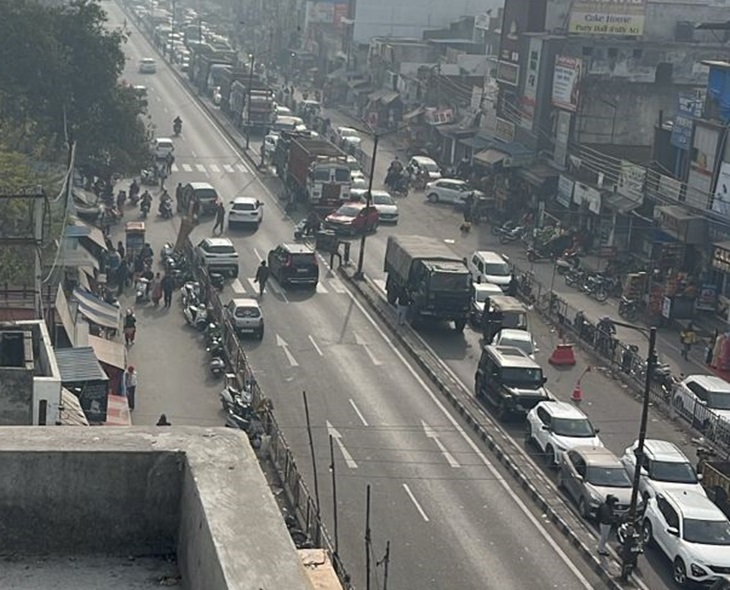 जालंधर-दिल्ली नेशनल हाईवे पर लगी वाहनों की कतारें।