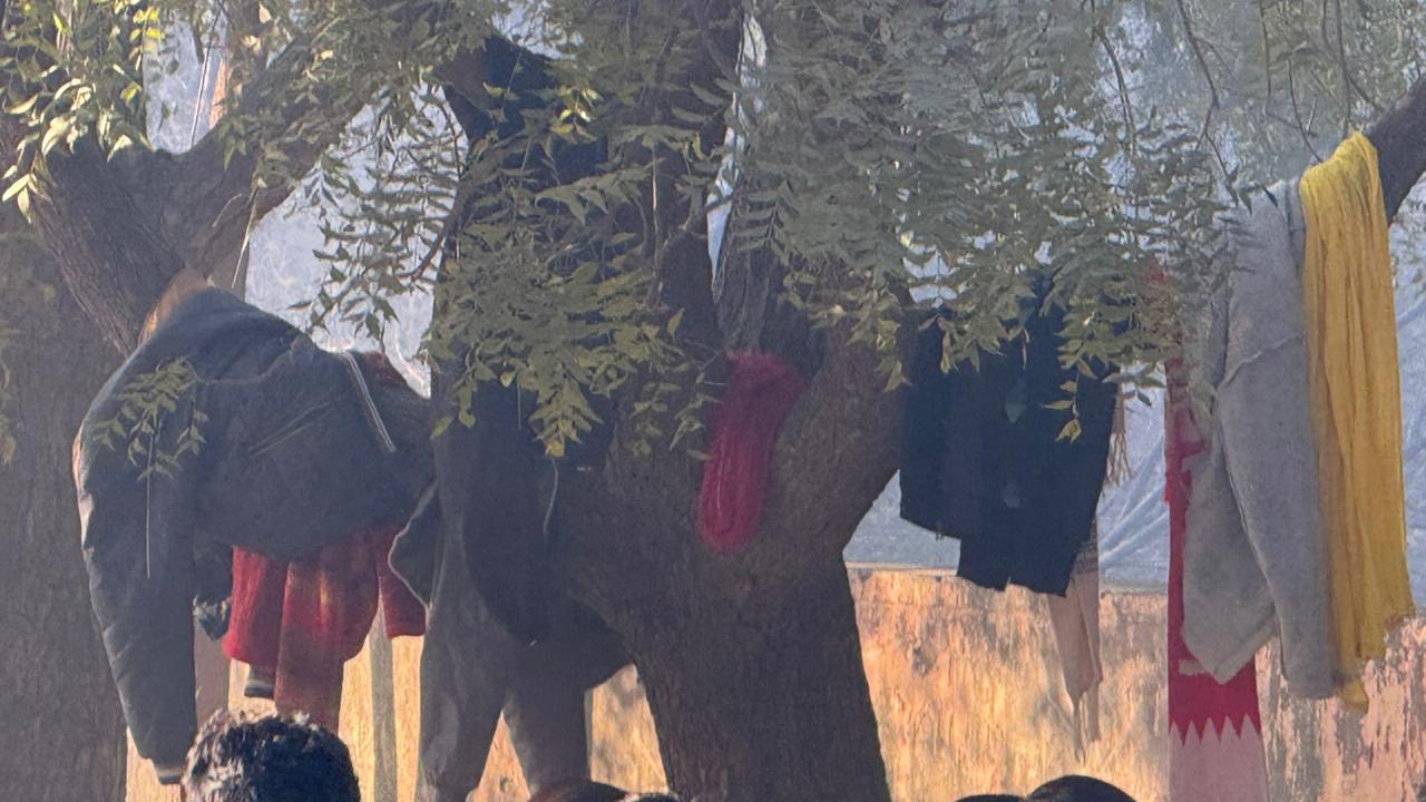 जयपुर के गोकुलपुरा स्थित एक परीक्षा केंद्र में मेटल के बटन वाले कपड़ों के साथ एंट्री नहीं दी गई थी। इसलिए कैंडिडेट को ऐसे कपड़े बाहर ही उतारने पड़े।