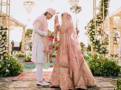 नीरज को वरमाला डालती हुई हिमानी मोर।