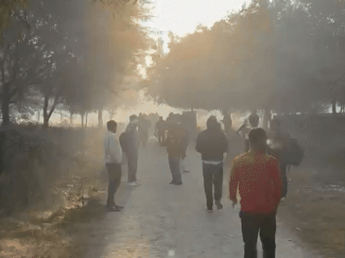 जयपुर में सुबह हल्के कोहरे के बीच कैंडिडेट परीक्षा केंद्रों पर पहुंचे थे। सुबह सर्दी के कारण दूर से आने वाले परीक्षार्थियों को परेशानी हुई।