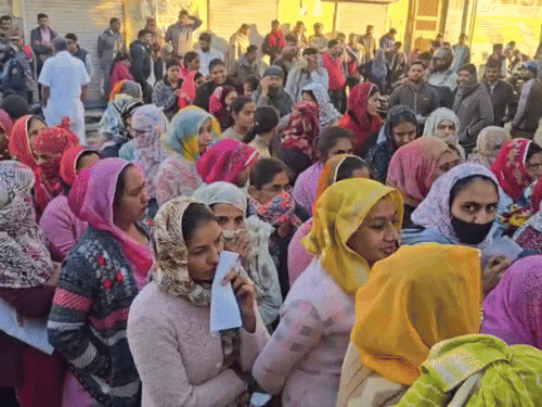 बाड़मेर में इन दिनों कड़ाके की सर्दी है। इसके बाद भी परीक्षा केंद्रों पर सुबह से ही लाइनें लग गई थीं।