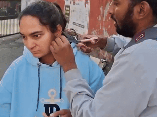 মহিলাদের দোপাট্টা সরিয়ে তদন্তকে তিরস্কার করলেন বোর্ড-চেয়ারম্যান: শিক্ষক নিয়োগ: ভিলওয়ারায় কানের গয়না কাটা, বাঁশওয়ারায় দুর্ঘটনার পরে পরীক্ষার্থী পৌঁছেছে