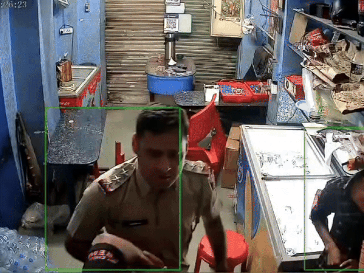 अंबामाता थानाधिकारी मुकेश सोनी ने इस कदर अंदर युवाओं की पिटाई की।