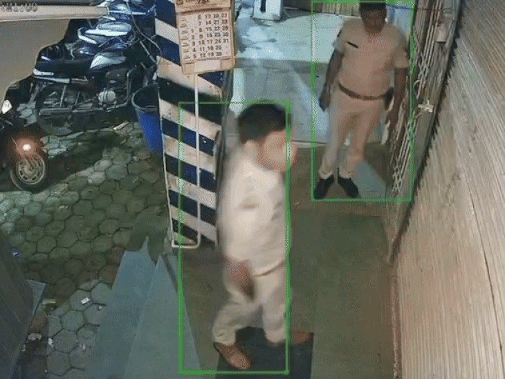 उदयपुर के अंबामाता थानाधिकारी इस कैफे के अंदर किसी के होने पर बाहर शटर पर लाते मारते हुए।