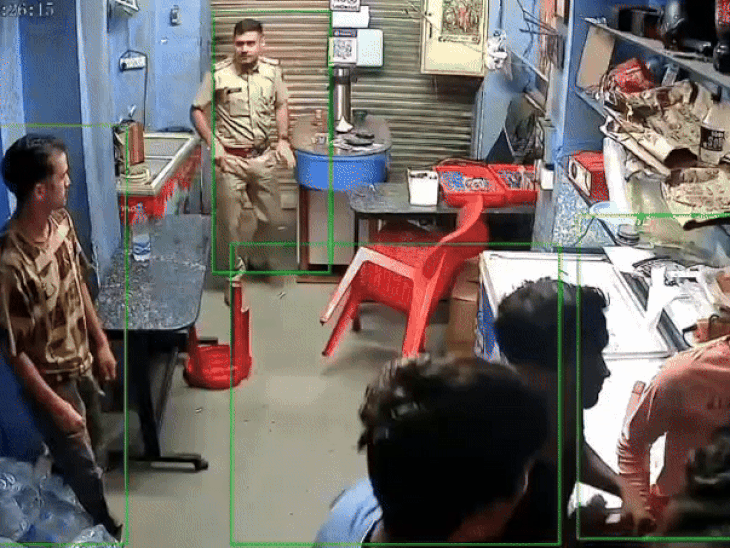 टेबल पर रखी पानी की बोतल उठाकर भी युवक पर वार किया गया।