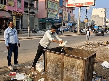 मिलावटी पनीर नष्ट करवाते हुए।