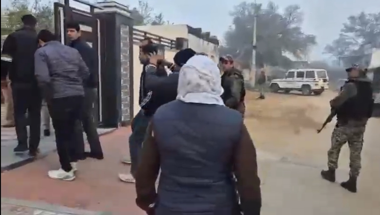 हार्डकोर अपराधियों के घरों पर दबिश के पहुंची पुलिस टीम।