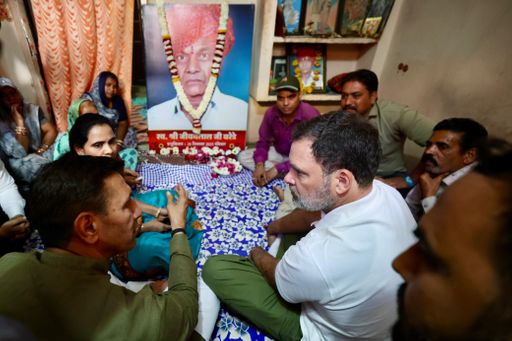 राहुल गांधी शनिवारी मृत जीवनलाल यांच्या घरी पोहोचले आणि कुटुंबीयांची भेट घेतली होती.