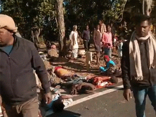 हादसे के बाद सड़क किनारे घायलों पड़े नजर आ रहे हैं। लोग मदद की गुहार लगा रहे थे।