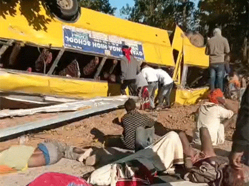 तेज रफ्तार स्कूल बस बेकाबू होकर पलट गई गई। सड़क किनारे घायल पड़े हैं।