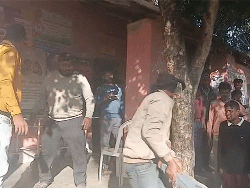 घायलों को ग्रामीणों की मदद से अस्पताल में भर्ती कराया जा रहा है।