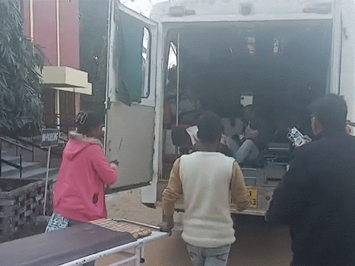 घायलों को एंबुलेंस की मदद से स्थानीय अस्पताल पहुंचाया गया।